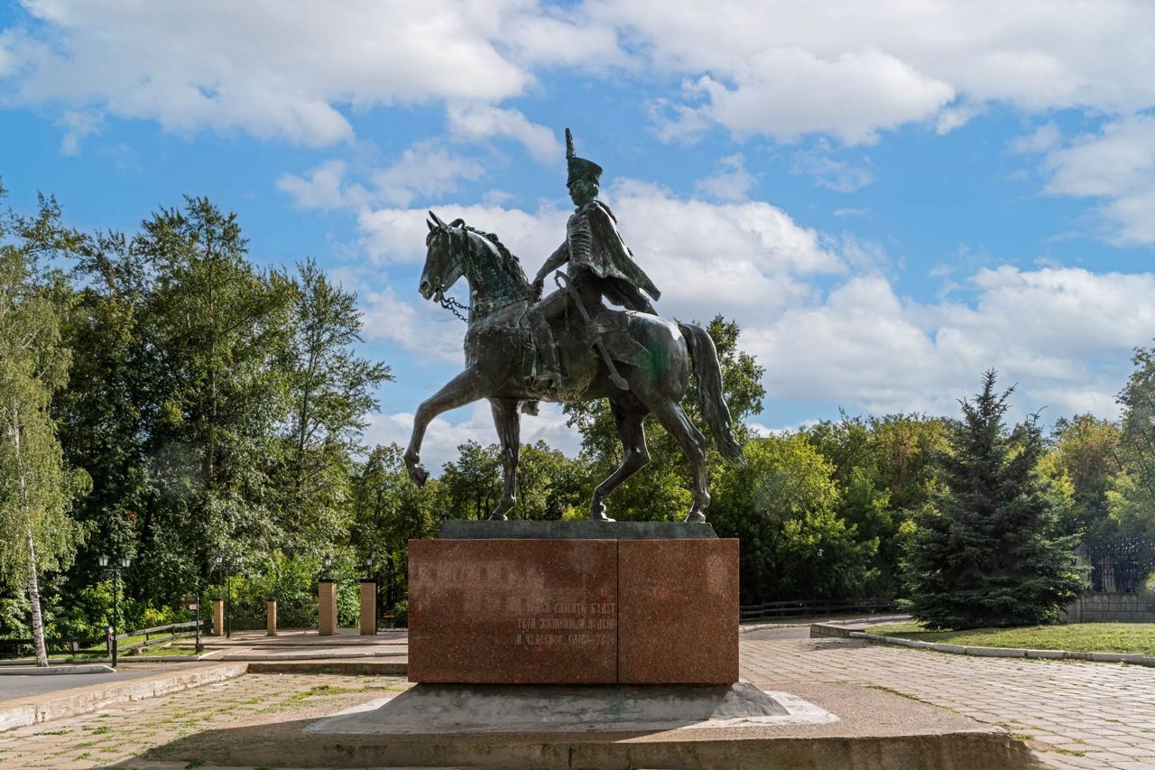 Памятник Н.А. Дуровой