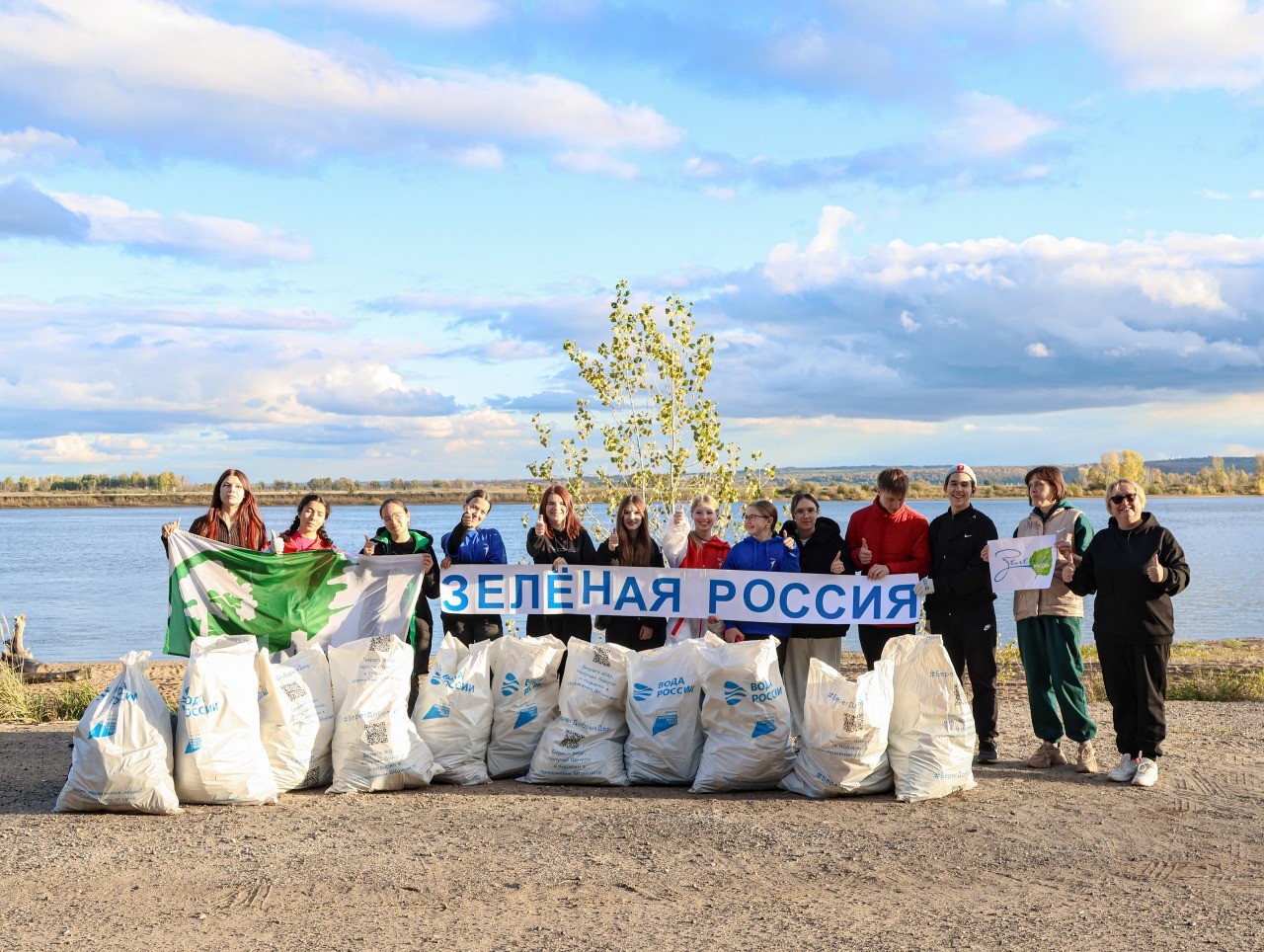Юные волонтеры Елабуги очистили пляж Национального парка «Нижняя Кама»